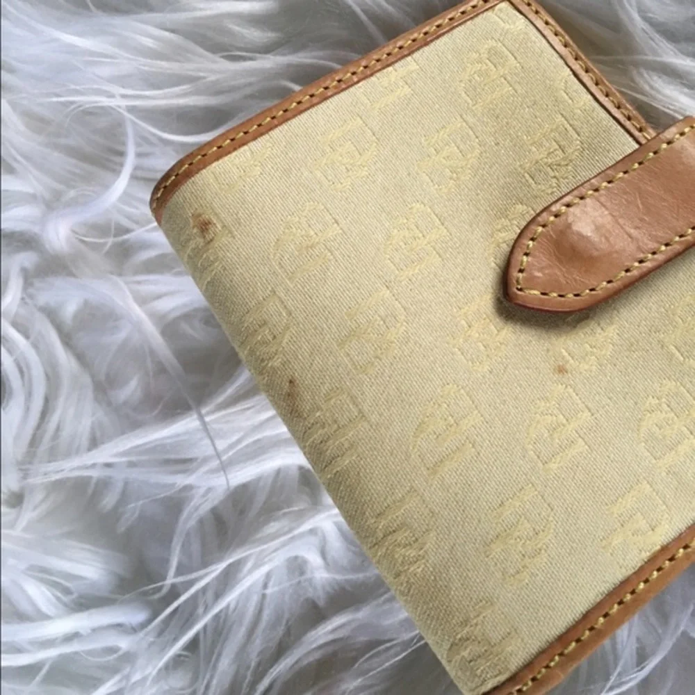 ✨New Item✨ Dooney & Burke Wallet - Picture 4 of 4